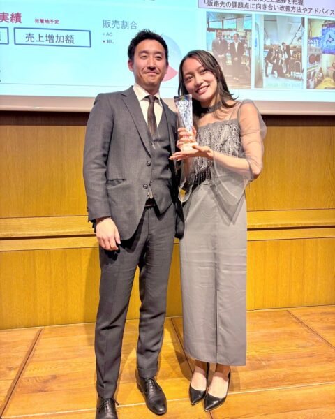 個人賞 商品戦略本部 最優秀賞 井出清衣(右)