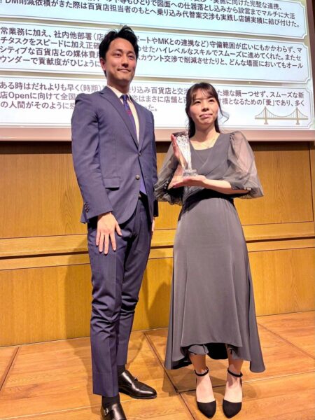 個人賞 店舗関連部門 最優秀賞 佐藤眞代(右)