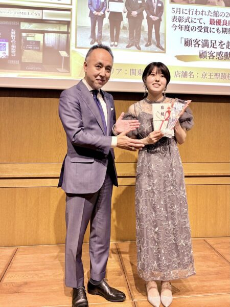 団体賞 最優秀賞 京王聖蹟桜ヶ丘SC店 澤﨑真衣子 (代表者)(右)