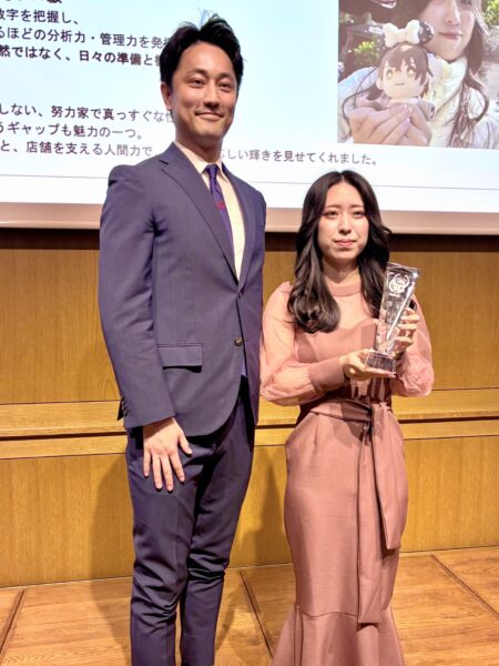 新人賞 店舗関連部門 最優秀賞 芦刈葵(右)